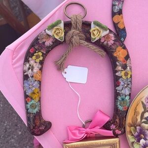 Handcrafted Floral Resin Horseshoe Wall Accent - Pink